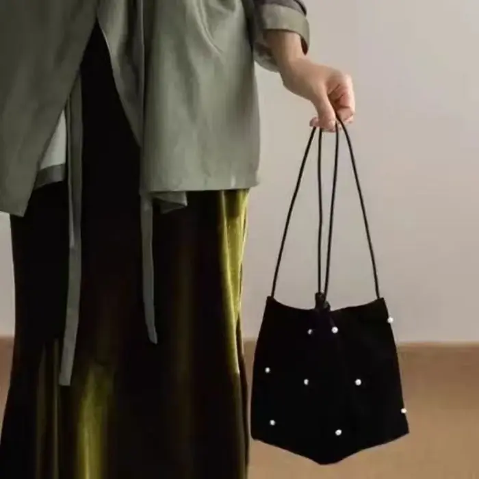 Sac à Pompon Vintage en Velours Noir pour Femme