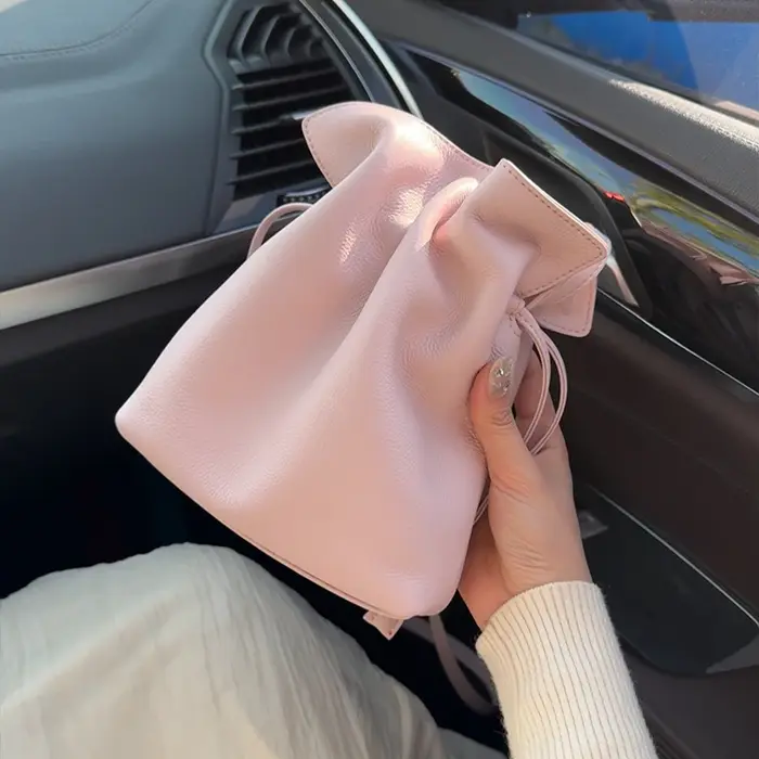 Sac nuage de marque en cuir souple avec fermeture à cordon