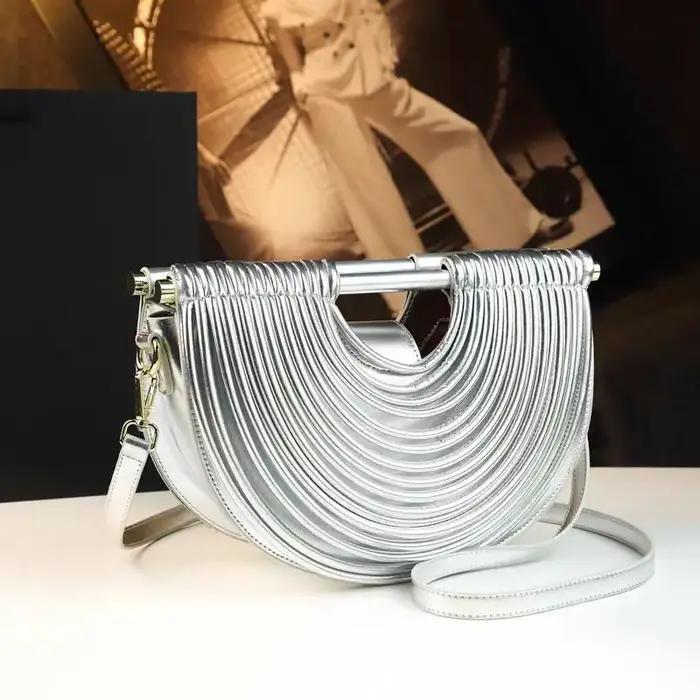 Sacs à main pour femmes 2026 nouveau or luxe marque de créateur lune tissé à la main nouilles sacs e