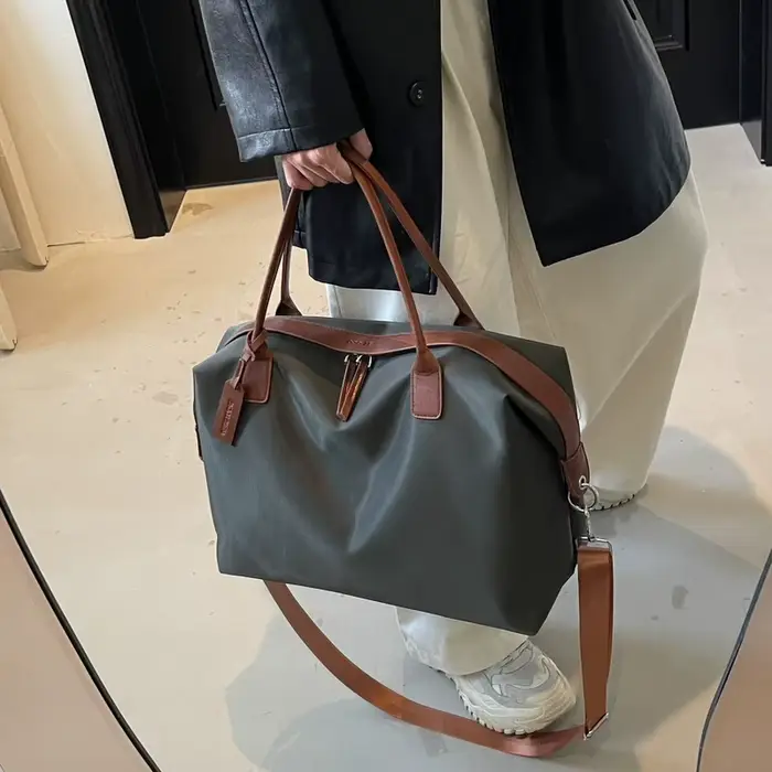 Sac à main tendance de grande capacité avec accents en cuir