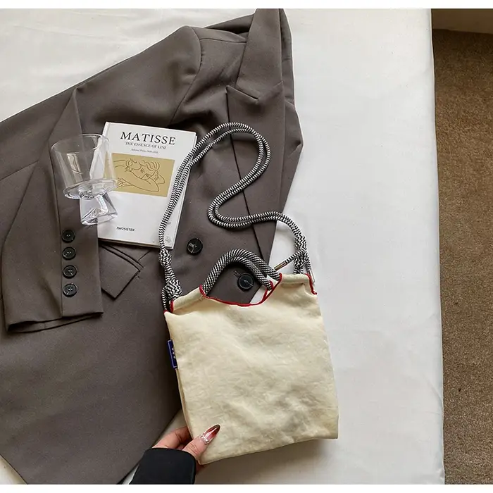 Sac en toile brodé pour femme ; sac à bandoulière simple léger pour le printemps et l'été ; sac à main