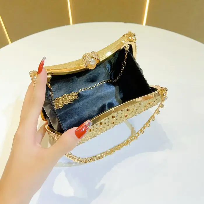 Pochette de soirée de luxe en strass dorés avec fermoir perlé et chaîne