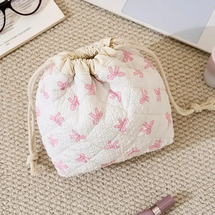 Jolie pochette à cordon pour cosmétiques avec motif nœud rose – Design matelassé durable pour femmes
