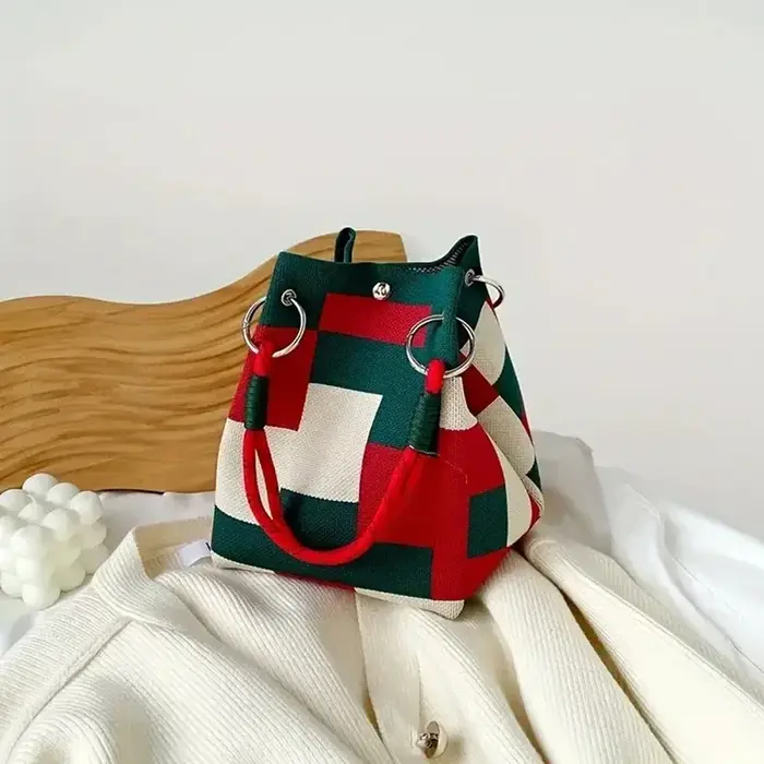 Ce sac à main rétro en tricot multicolore est simple et coloré, polyvalent et facile à transporter.