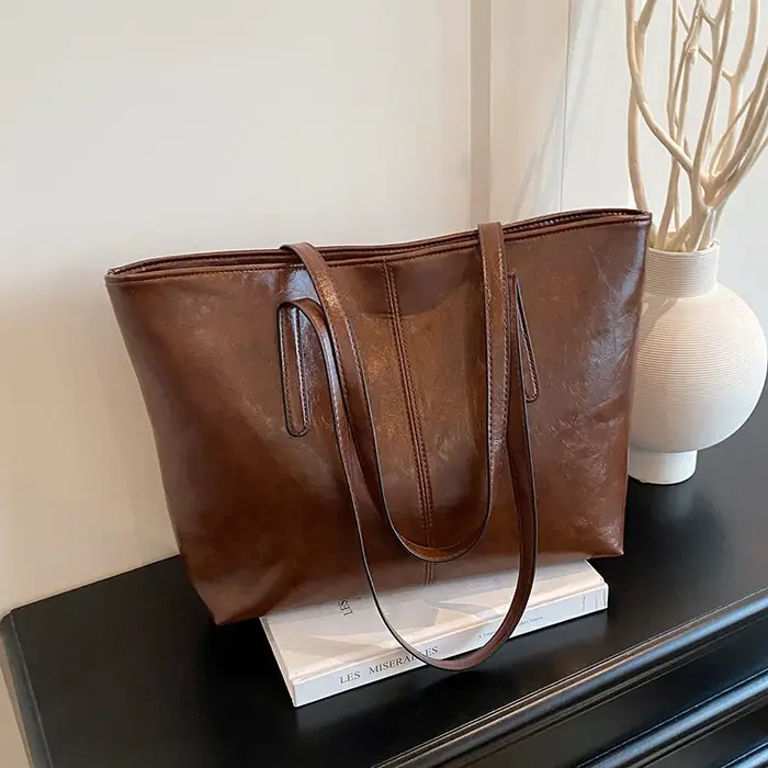 Sac fourre-tout de grande capacité pour femme, style urbain, sac à bandoulière pour les trajets quotidiens, tendance et polyvalent pour le travail et les voyages