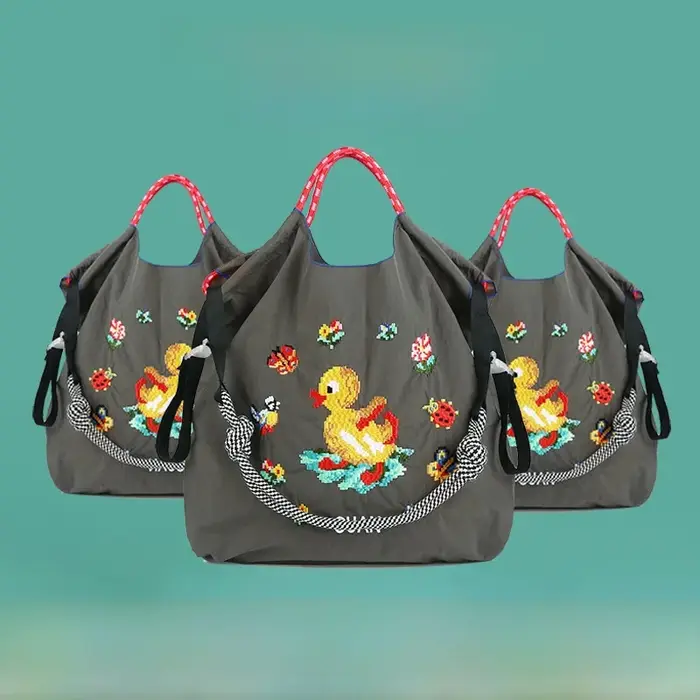 2025 nouveau sac à bandoulière en toile brodée sac à main caneton sac fourre-tout de grande capacité frais Style doux matériel en nylon saison de printemps