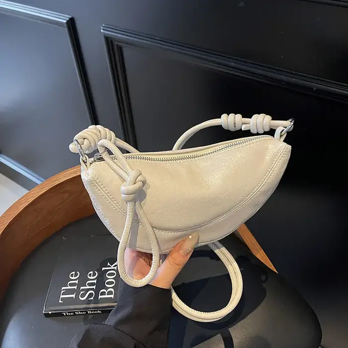 Sac à bandoulière en cuir souple en forme de dumpling pour femme, idéal pour les trajets quotidiens, sac polyvalent à porter en bandoulière ou sous le bras, tendance 2025