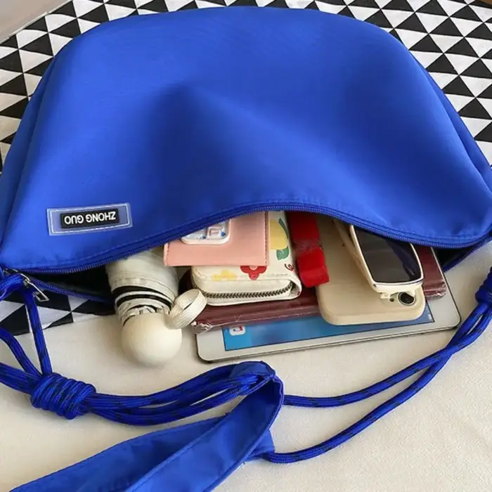 Sac bandoulière demi-lune en nylon