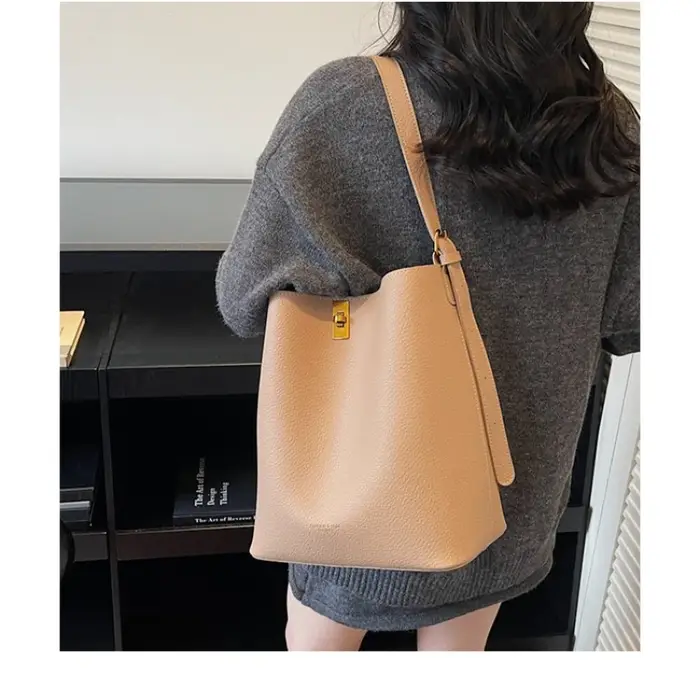 Sac seau minimaliste en similicuir camel
