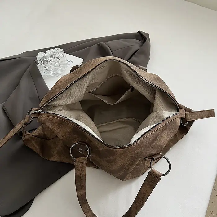 LEFTSIDE Rivets grande capacité sac à bandoulière en cuir PU pour femmes 2025 hiver luxe dame Style Punk concepteur fourre-tout sacs à main