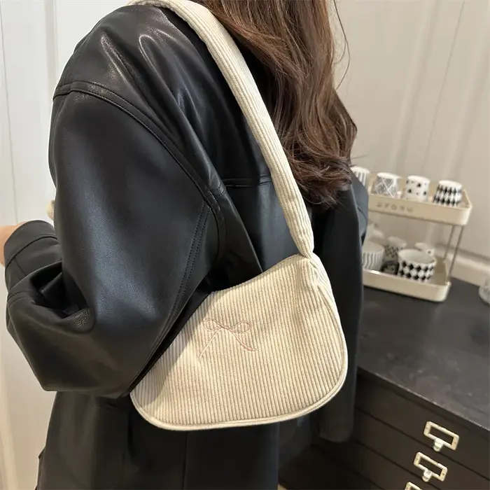 Sac à bandoulière en velours côtelé avec nœud