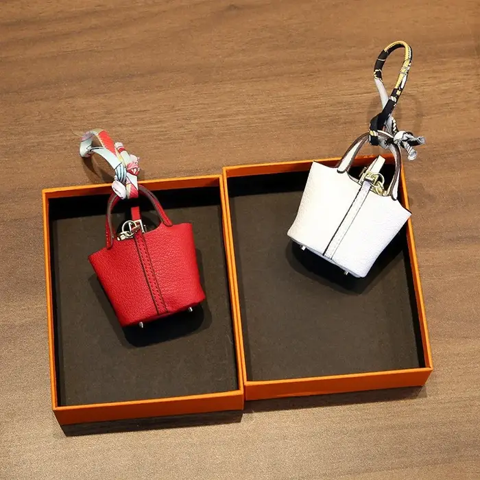 Mini pendentif en cuir léger et compact pour sacs à main femme