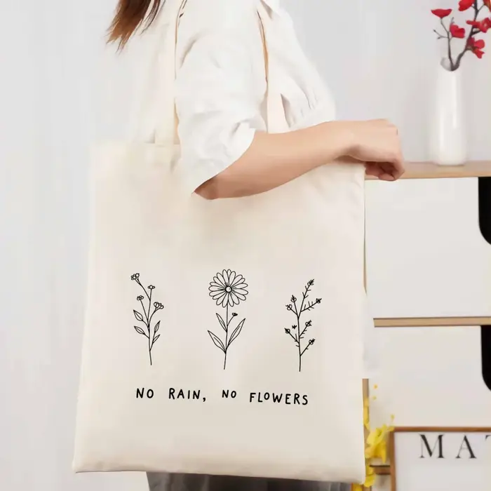 Sac fourre-tout en coton à motif floral crème et texte "No Rain No Flower"