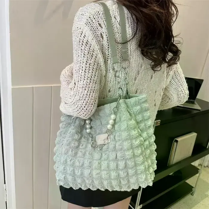 Sac fourre-tout texturé à bulles avec chaîne de perles
