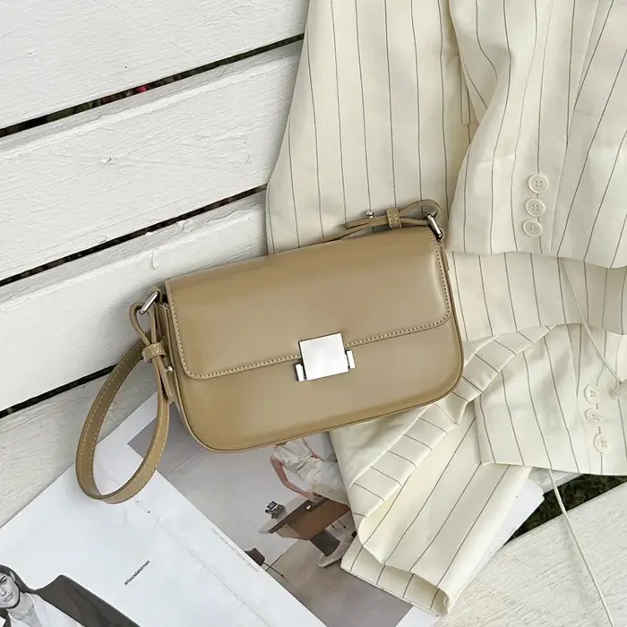 Sac à bandoulière pour femme au design urbain minimaliste luxueux
