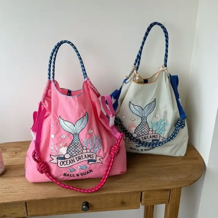 Sac à main pour femme avec motif de baleine brodé