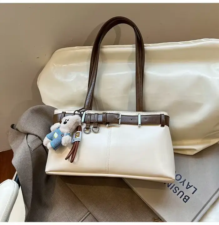 Sac à bandoulière en cuir pour femme avec détail ceinture et ours en peluche