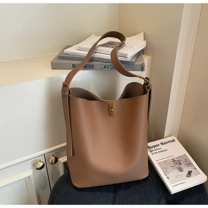 Sac seau minimaliste en similicuir camel