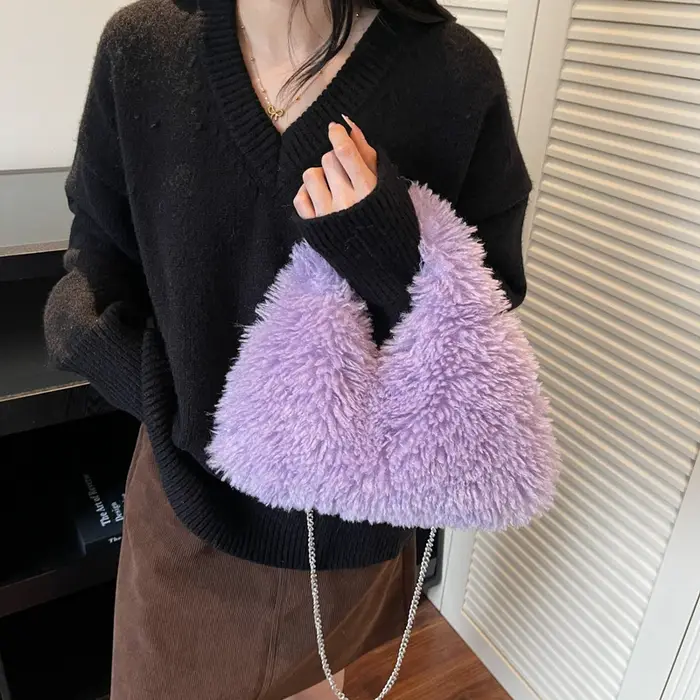 Sac à main violet de styliste en fausse fourrure