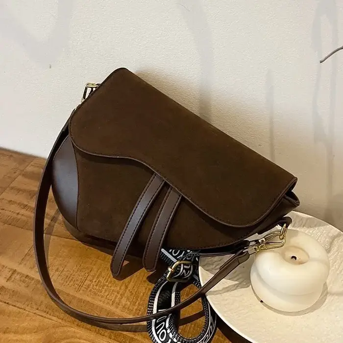 Sac bandoulière tendance à large sangle