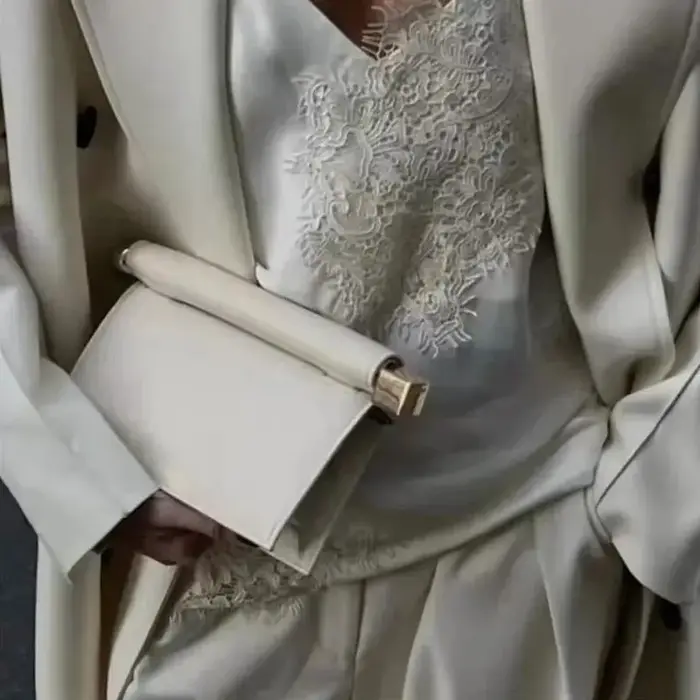 Un nouveau sac d'embrayage enroulé de luxe, à la mode et de niche pour femmes, un sac à bandoulière