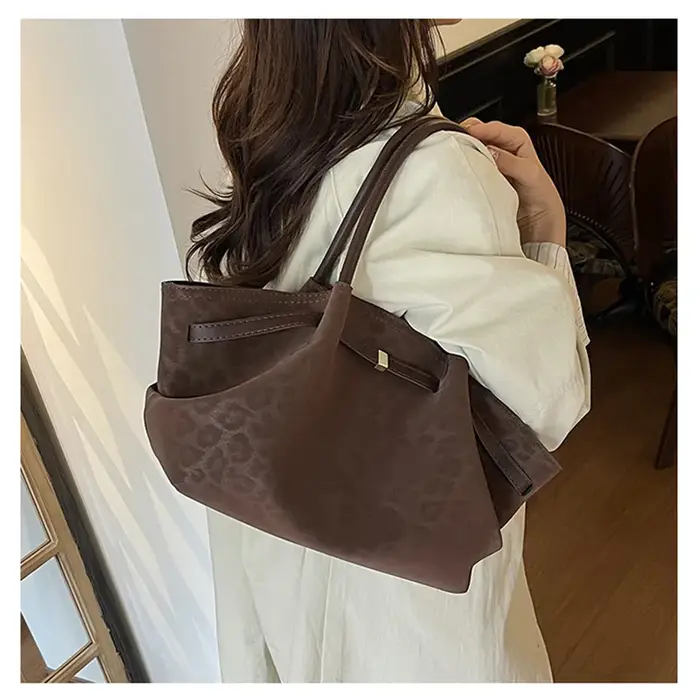 2025 Sac fourre-tout en daim imprimé léopard pour femmes avec poche intérieure Sac sous les bras Sac cartable de grande