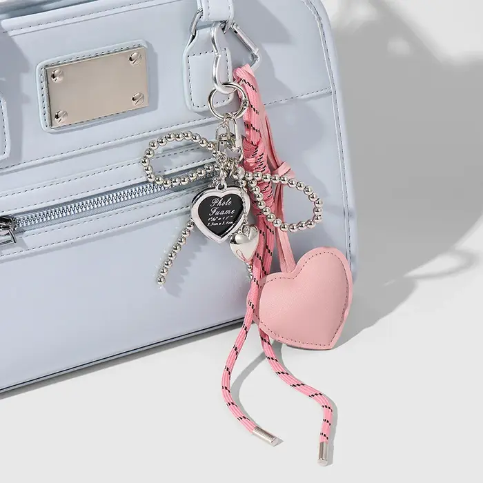 Porte-clés de luxe fait main avec pendentif cœur à pompon et nœud créatif, finition brillante, accessoire de sac mignon