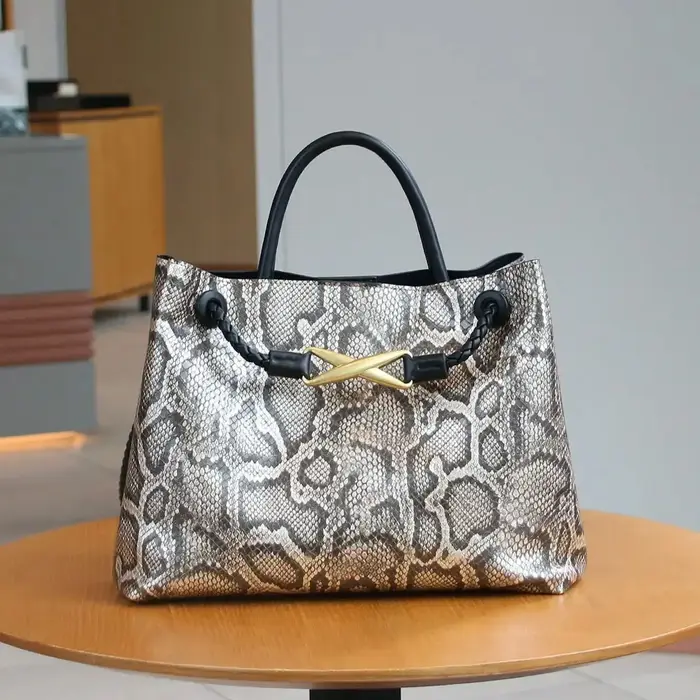 2025 mode européenne et américaine nouveau sac à main rétro design de niche boucle de corde en métal sac