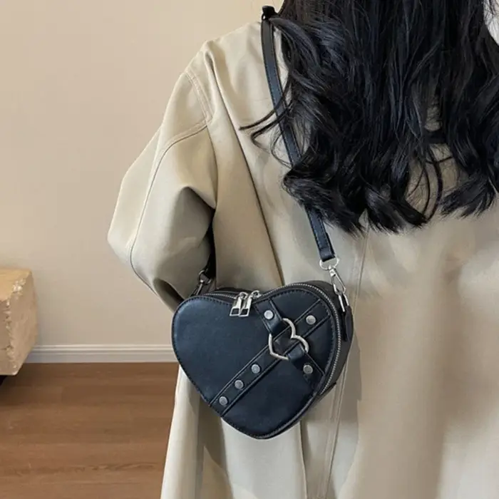 Vintage Y2K petite chaîne Rivet sac à bandoulière en forme de coeur sac à main rouge en cuir PU gothique sac