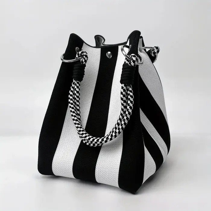 Ce sac à main rétro en tricot multicolore est simple et coloré
