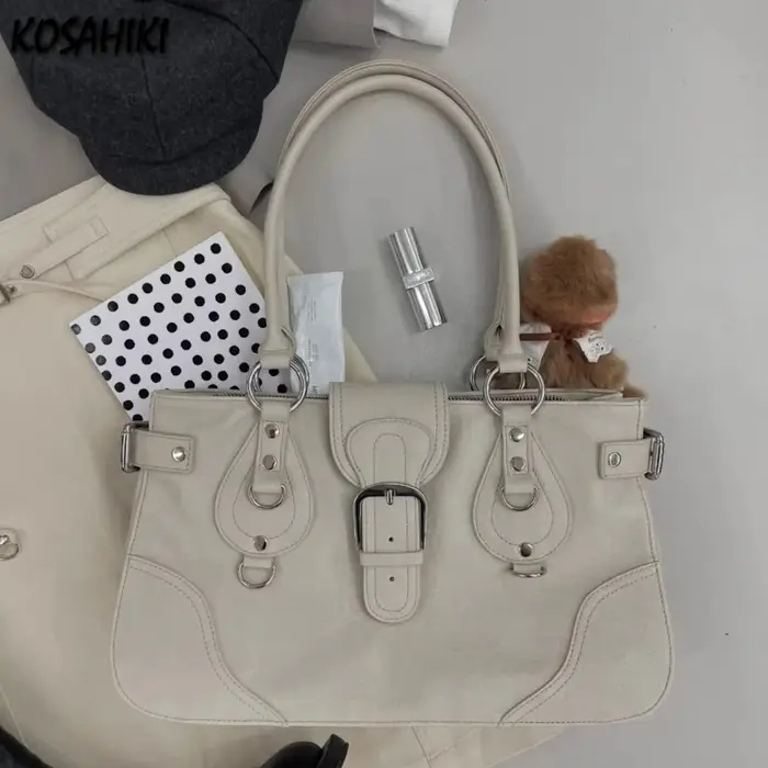 Sac à main en daim beige style Y2K avec boucle et détails anneau argentés
