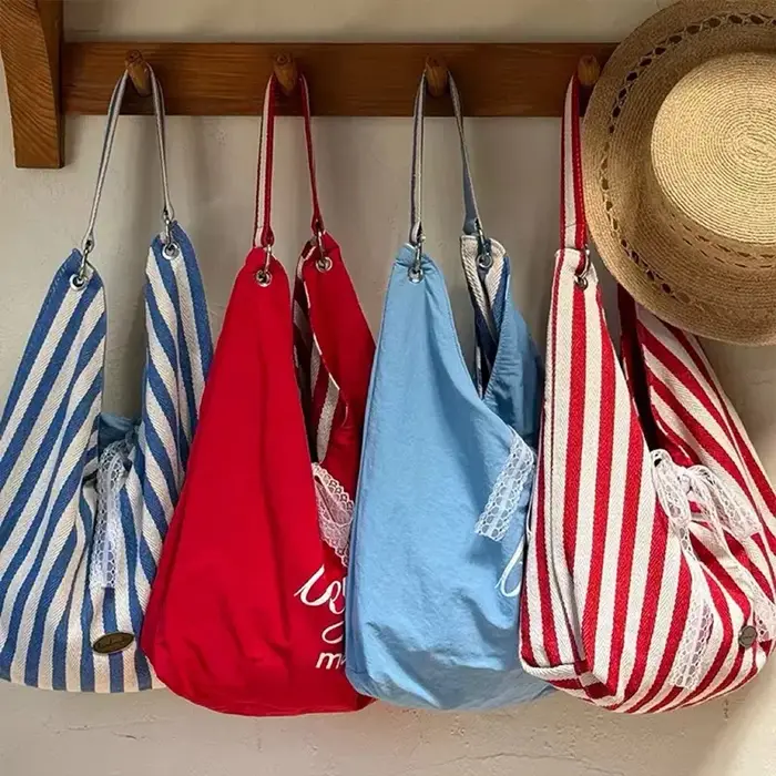 Sac hobo en toile à rayures pour femmes, avec nœud en dentelle, réversible, grand sac fourre-tout à bandoulière pour l'école et les pique-niques