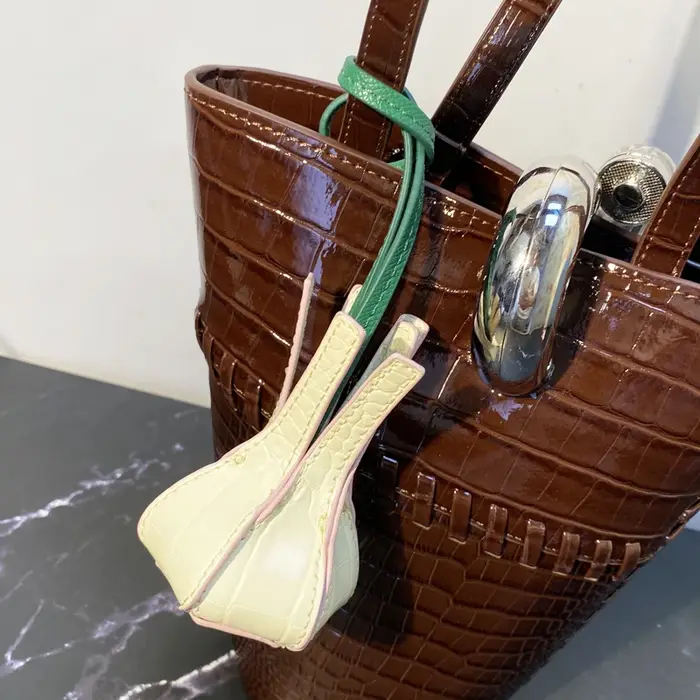 Accessoires de sacs de marque tendance pour sacs à main et pochettes nouveautés 2026 en PU formes de fruits et légumes breloques de créateurs de luxe à combiner pour sac bandoulière
