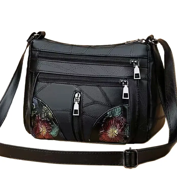 Le sac bandoulière pour femme est composé de matériau PU et de motifs imprimés, parfait pour les voy
