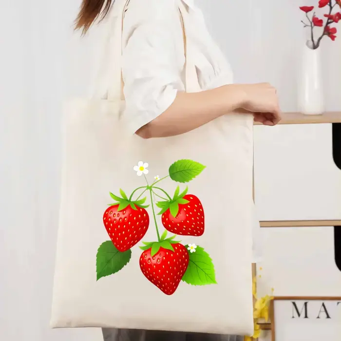 Sac fourre-tout en toile à motif fraise crème avec feuilles vertes et fleurs blanches
