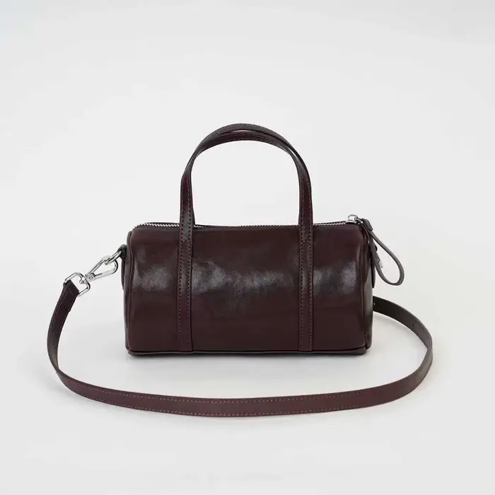 Sac Boston Mini en Cuir Tanné Végétal Mendy avec Poignée Supérieure et Bandoulière Ajustable, Style