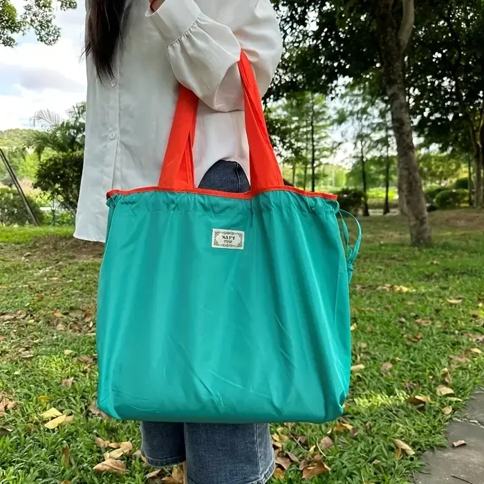 Sac fourre-tout pliable en nylon, vert armée. Léger, grande capacité et fermeture à cordon pour le s
