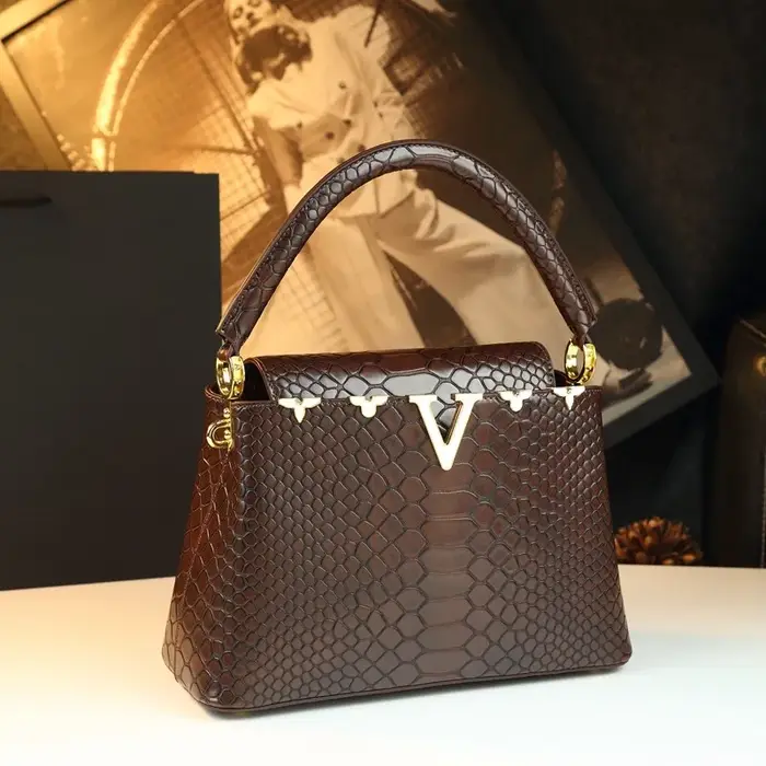 Sac à main à la mode et polyvalent avec une sensation haut de gamme. C'est un sac de niche pour les mamans d'âge moyen