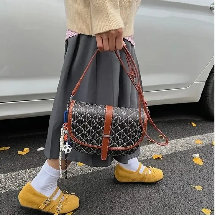 Sac à langer chic et minimaliste : élégant sac bandoulière pour femme avec logo de créateur de luxe et fonction de sac fourre-tout grande capacité