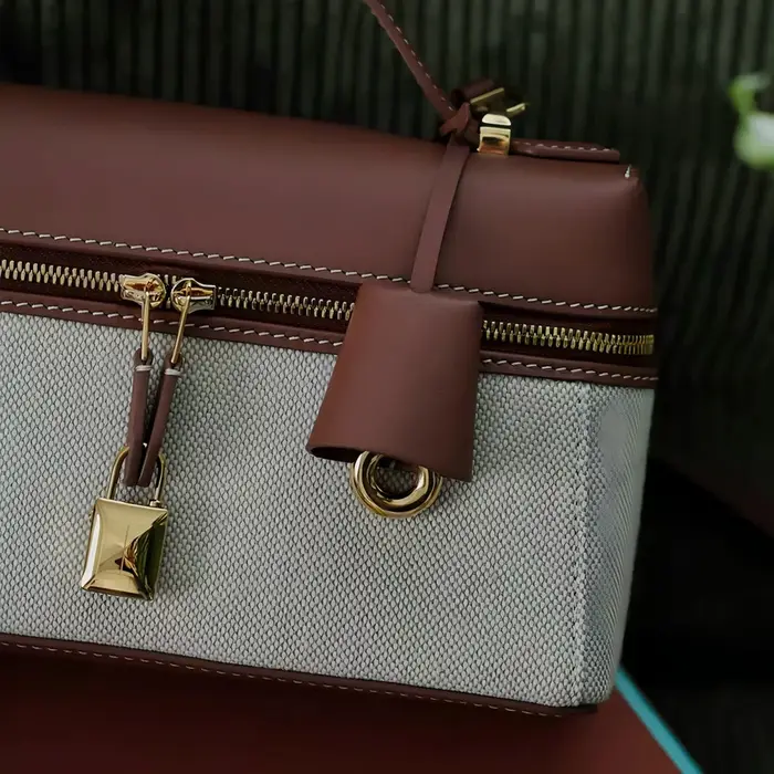 Sac à déjeuner pour femme en cuir patchwork fait main avec décorations cadenas, sac à poignée supéri