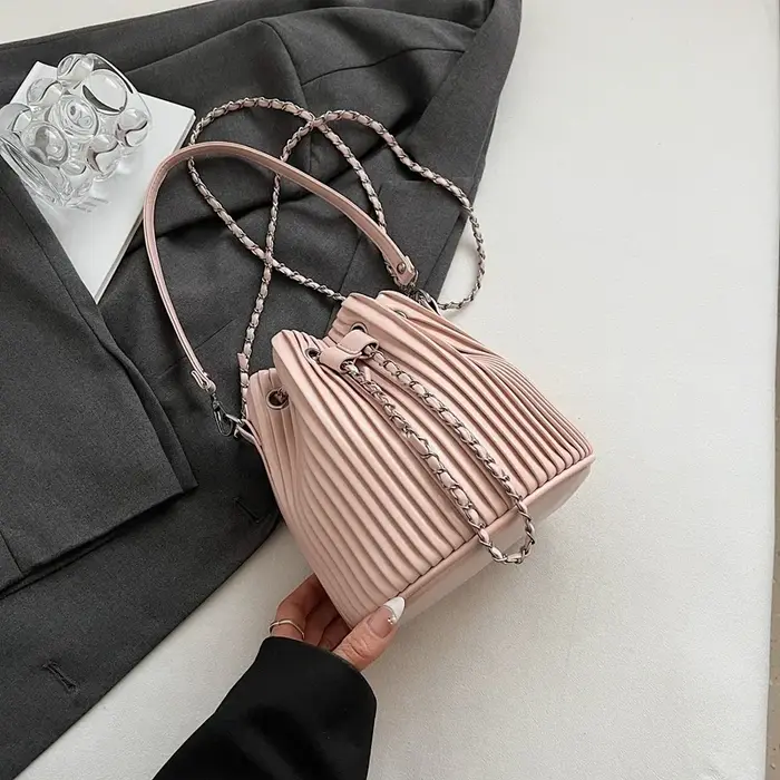 Sac noir pour femmes, sac à bandoulière tendance avec design plissé, sac seau à cordon, sac bandouli