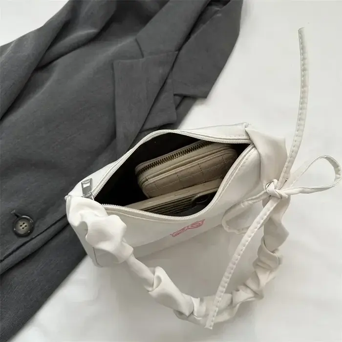 Sac à bandoulière brodé avec nœud papillon