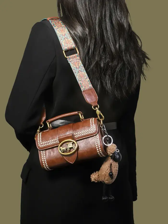 Sac carré vintage et luxueux à porter à la main avec rivets délicats et décorations métalliques de haute qualité