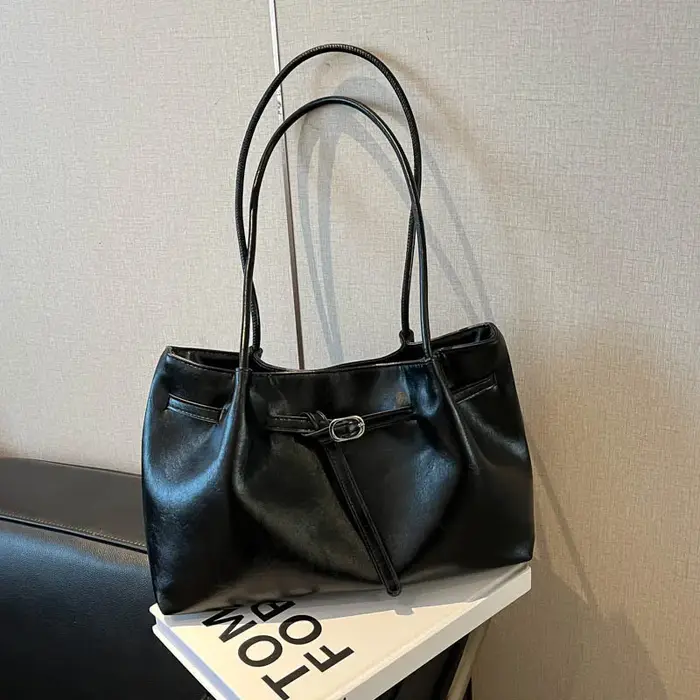 Sac fourre-tout vintage en cuir marron avec breloque perlée et boucle décorative, grande capacité, s