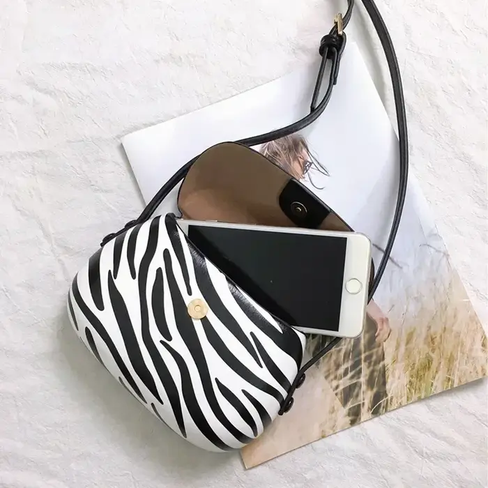 Sac messager en cuir PU brillant pour femmes