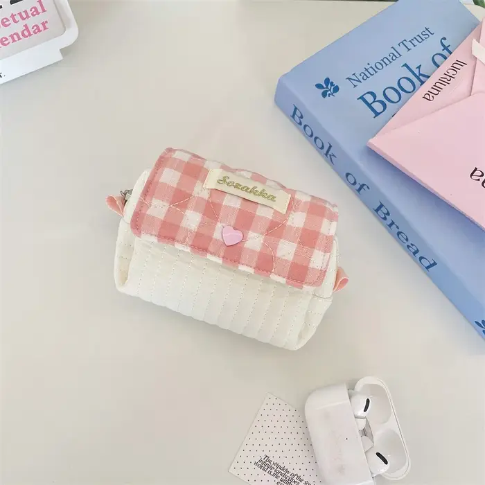Pochette de maquillage verticale matelassée verte avec boucle rose
