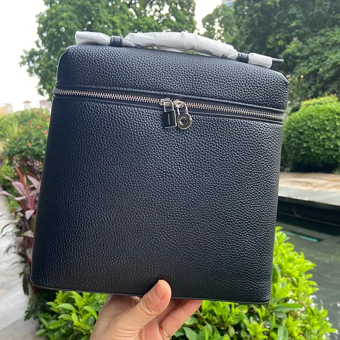 Sac à bandoulière en cuir de vachette pleine fleur avec boucle argentée