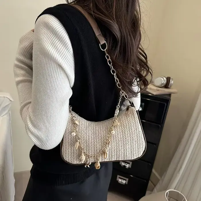 Sac à bandoulière bohème en paille d'été avec breloques coquillages