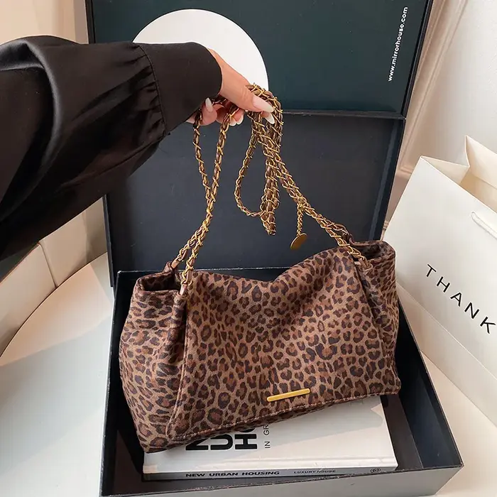 Sac à main vintage à imprimé léopard avec chaîne