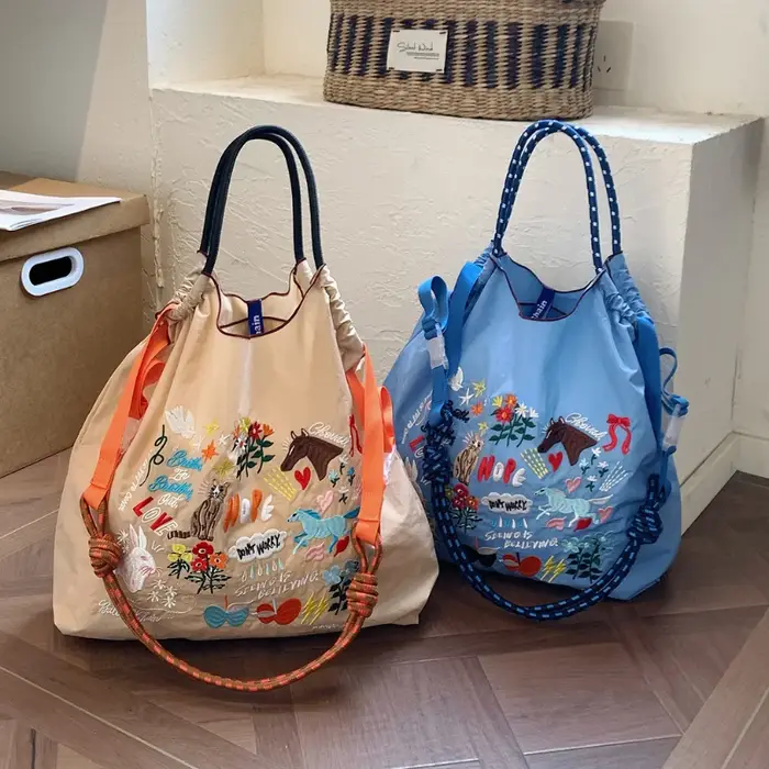 Sac à bandoulière pour femme avec broderie style graffiti